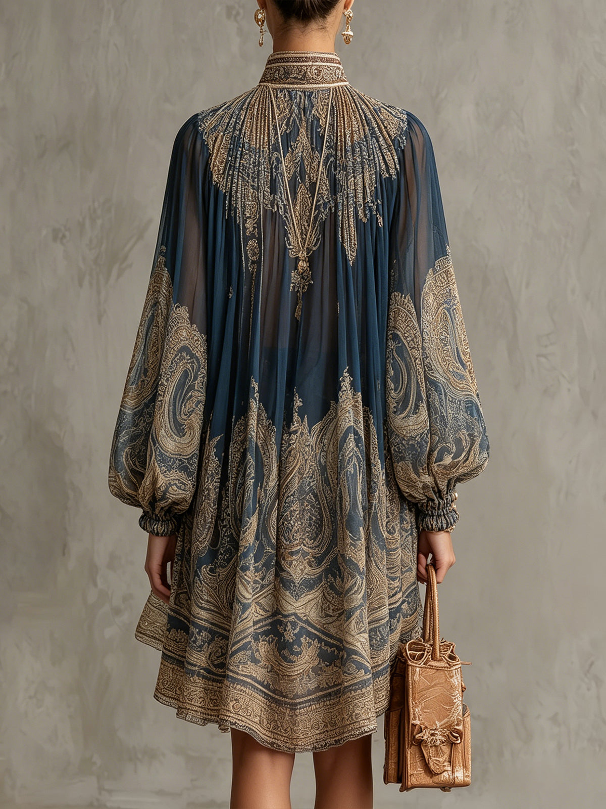 Mini-robe en mousseline de soie irrégulière bleu marine à imprimé baroque et col montant