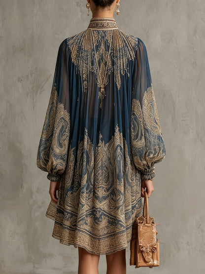 Mini-robe en mousseline de soie irrégulière bleu marine à imprimé baroque et col montant