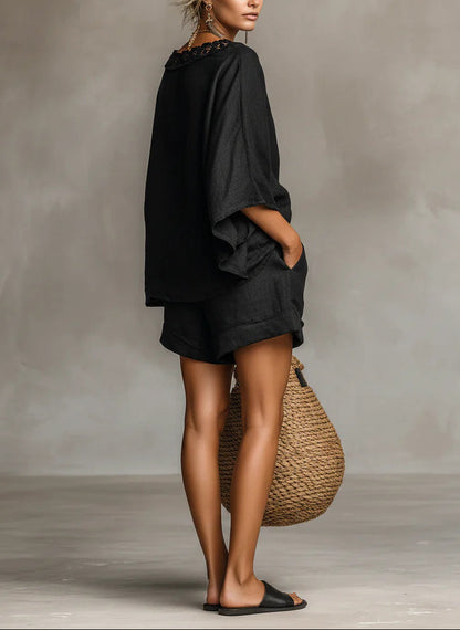 Ensemble minimaliste avec blouse à col bateau en dentelle et short