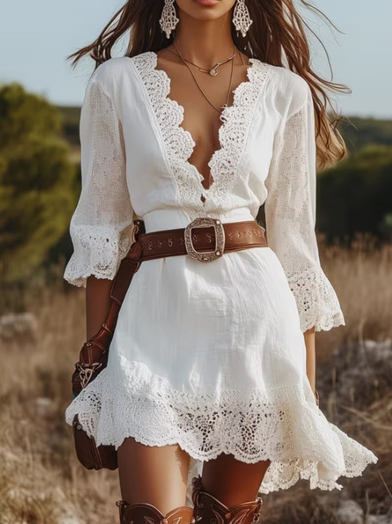 Mini-robe à encolure en V festonnée, en dentelle, manches évasées 3/4