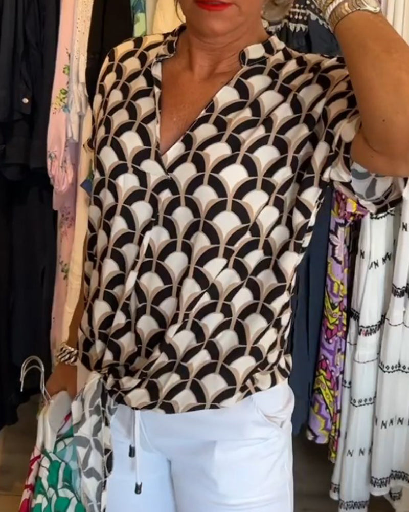 Casual short-sleeved top with a V-neck and print