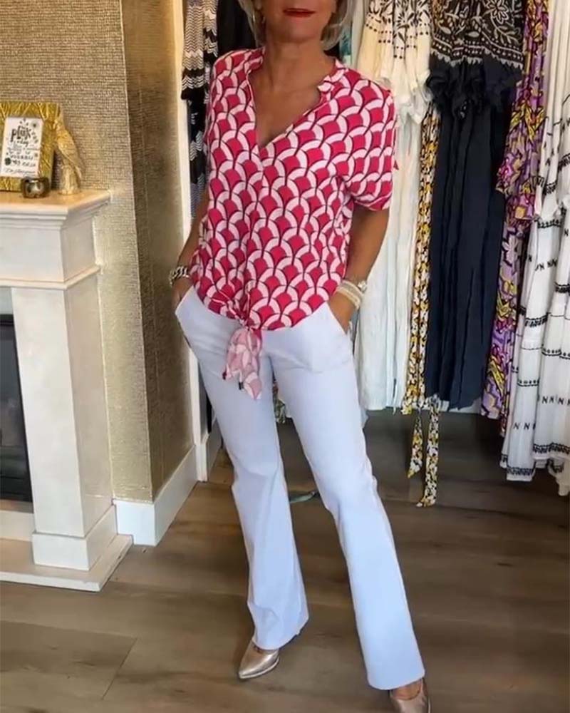 Casual short-sleeved top with a V-neck and print