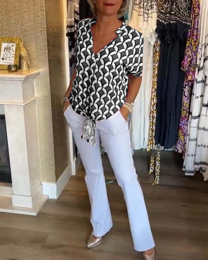 Casual short-sleeved top with a V-neck and print