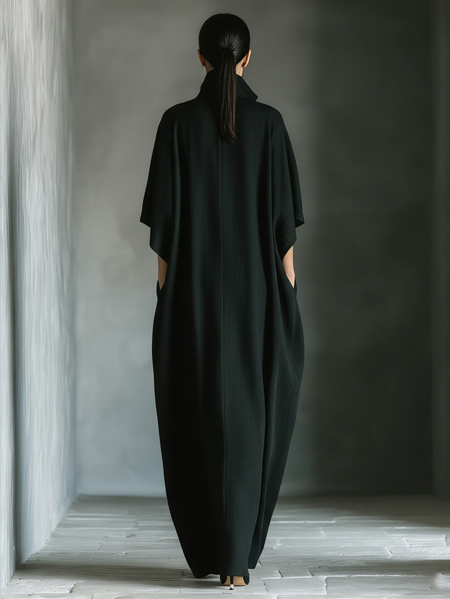 Robe longue élégante à col montant et manches chauve-souris