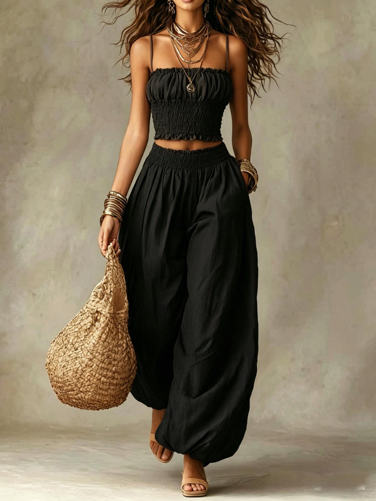 Ensemble de plage bohème composé d'un crop top à fines bretelles et d'un sarouel ample