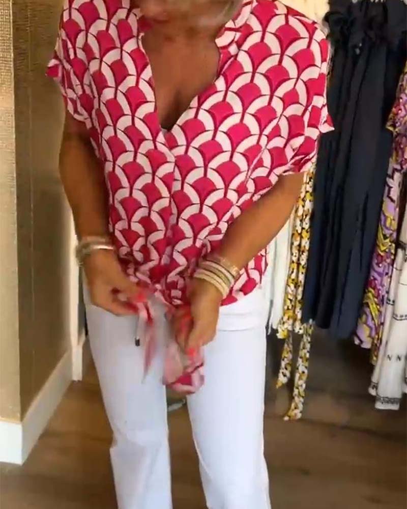 Casual short-sleeved top with a V-neck and print