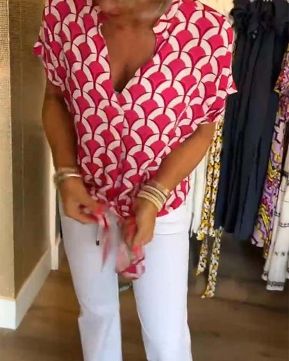 Casual short-sleeved top with a V-neck and print