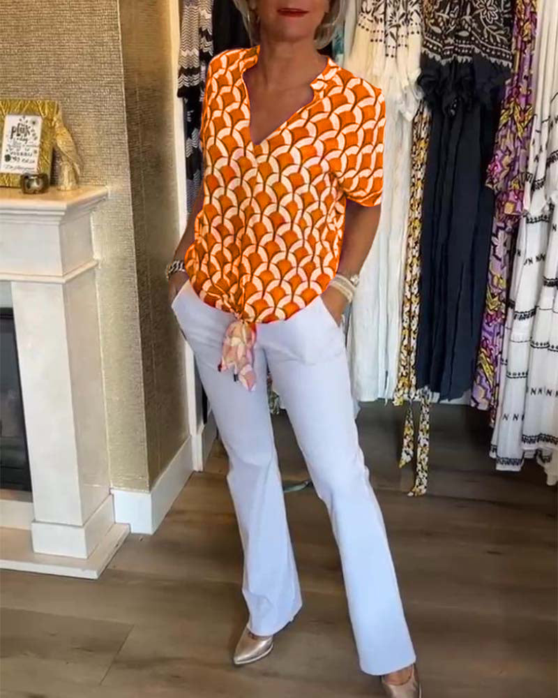 Casual short-sleeved top with a V-neck and print