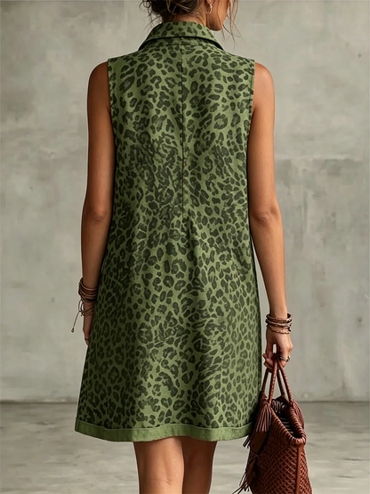 Robe Courte Sans Manches Imprimé Léopard Avec Col Semi-zippé Et Poches Plaquées Contrastantes.