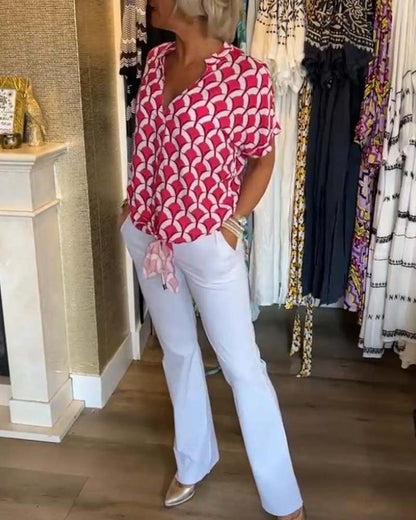 Casual short-sleeved top with a V-neck and print