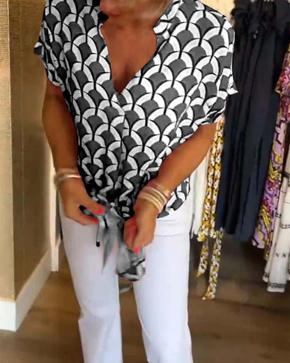 Casual short-sleeved top with a V-neck and print