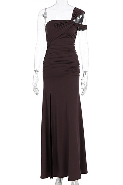 Robe longue de soirée unie marron, asymétrique à une épaule, froncée, avec fente haute et coupe ajustée