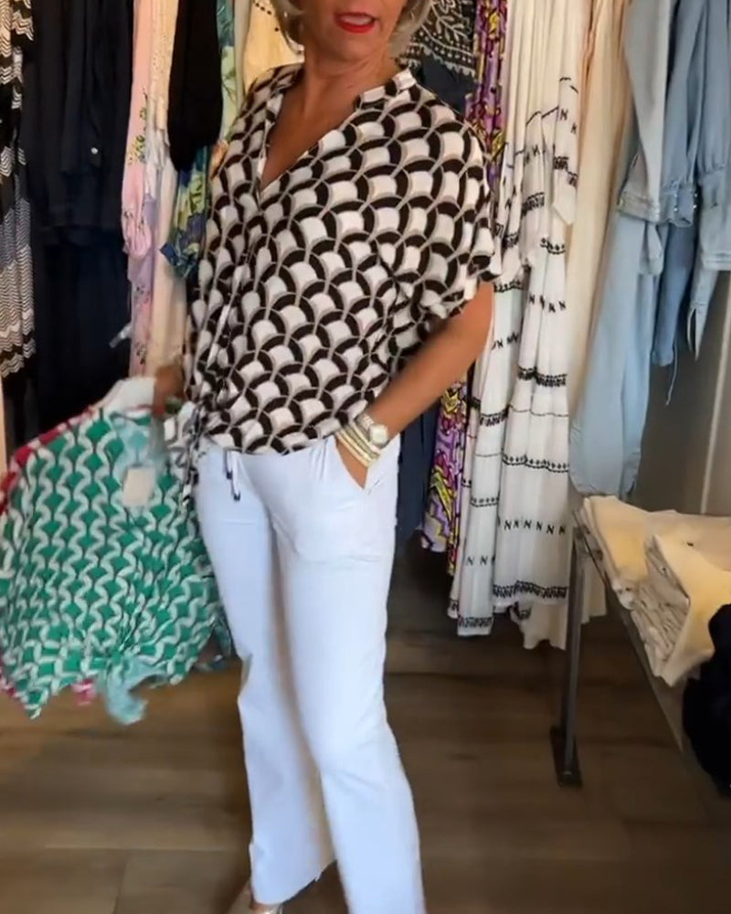 Casual short-sleeved top with a V-neck and print