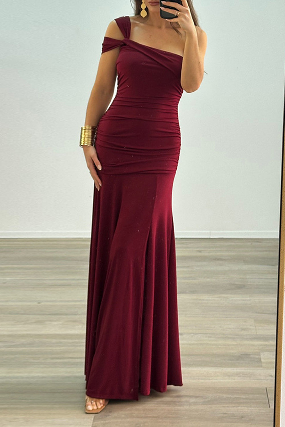 Robe longue de soirée unie marron, asymétrique à une épaule, froncée, avec fente haute et coupe ajustée