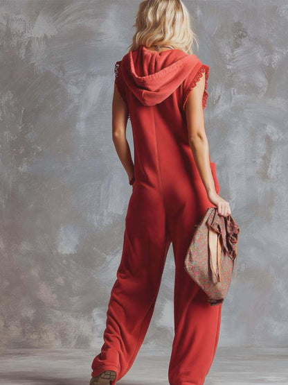 Combinaison‑pantalon en coton rouge framboise, à col V à capuche, fermeture à glissière sur le devant, style sportif et mode rétro