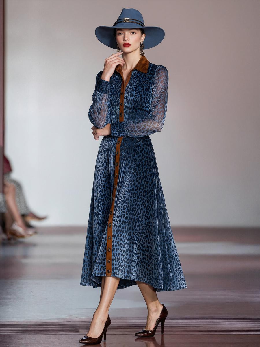 Robe midi bleue à manches longues imprimé léopard