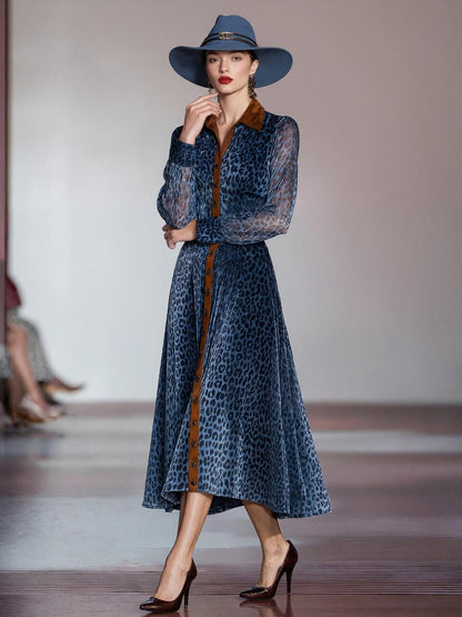 Robe midi bleue à manches longues imprimé léopard