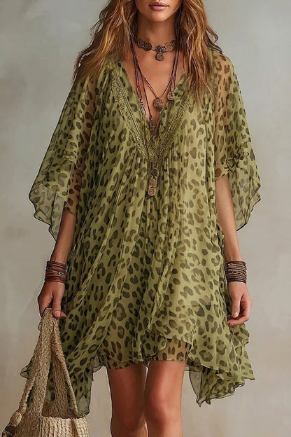Robe en mousseline fluide à imprimé léopard et col en V