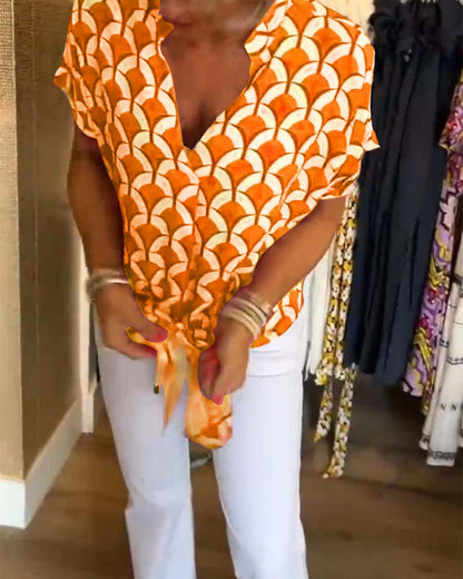 Casual short-sleeved top with a V-neck and print