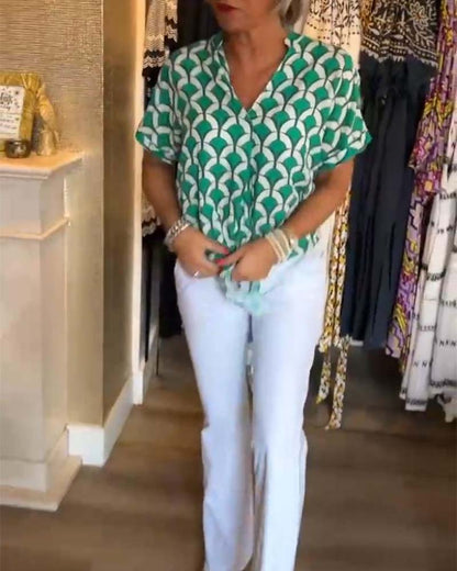Casual short-sleeved top with a V-neck and print