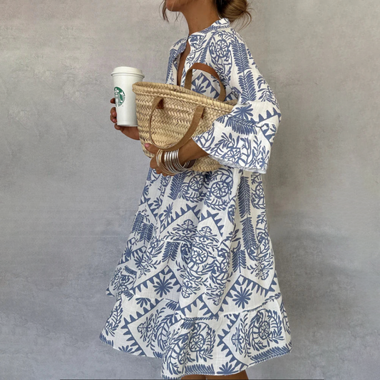 Mini robe bleue, col V, manches trois-quarts