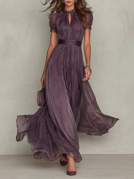 Robe longue en mousseline et dentelle, encolure fantaisie, coloris violet