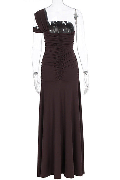Robe longue de soirée unie marron, asymétrique à une épaule, froncée, avec fente haute et coupe ajustée