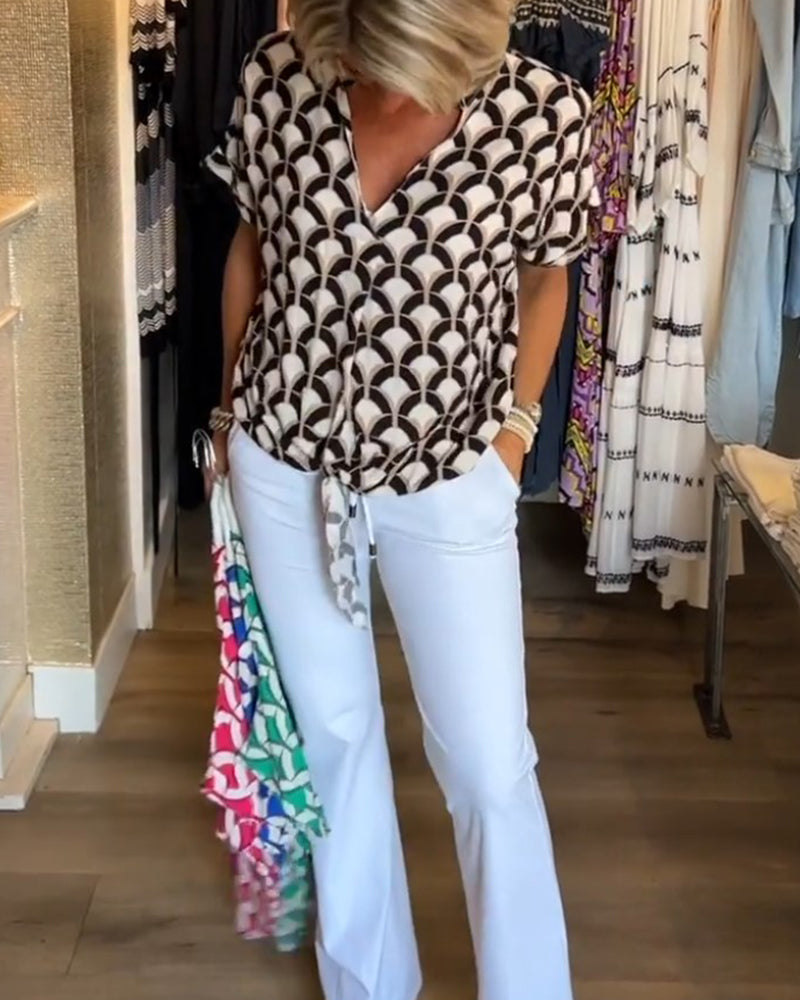 Casual short-sleeved top with a V-neck and print