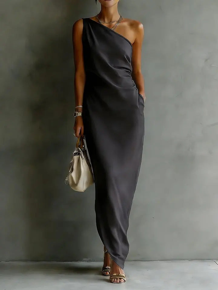 Robe longue moulante en satin uni avec drapé asymétrique sur l'épaule