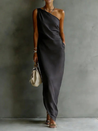 Robe longue moulante en satin uni avec drapé asymétrique sur l'épaule