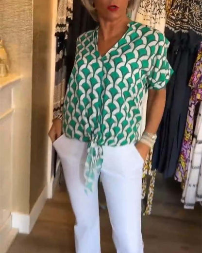Casual short-sleeved top with a V-neck and print