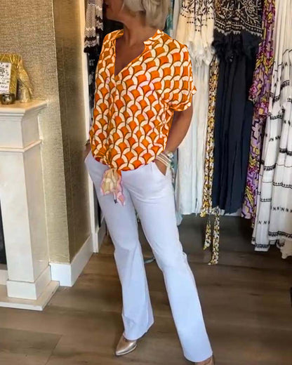 Casual short-sleeved top with a V-neck and print