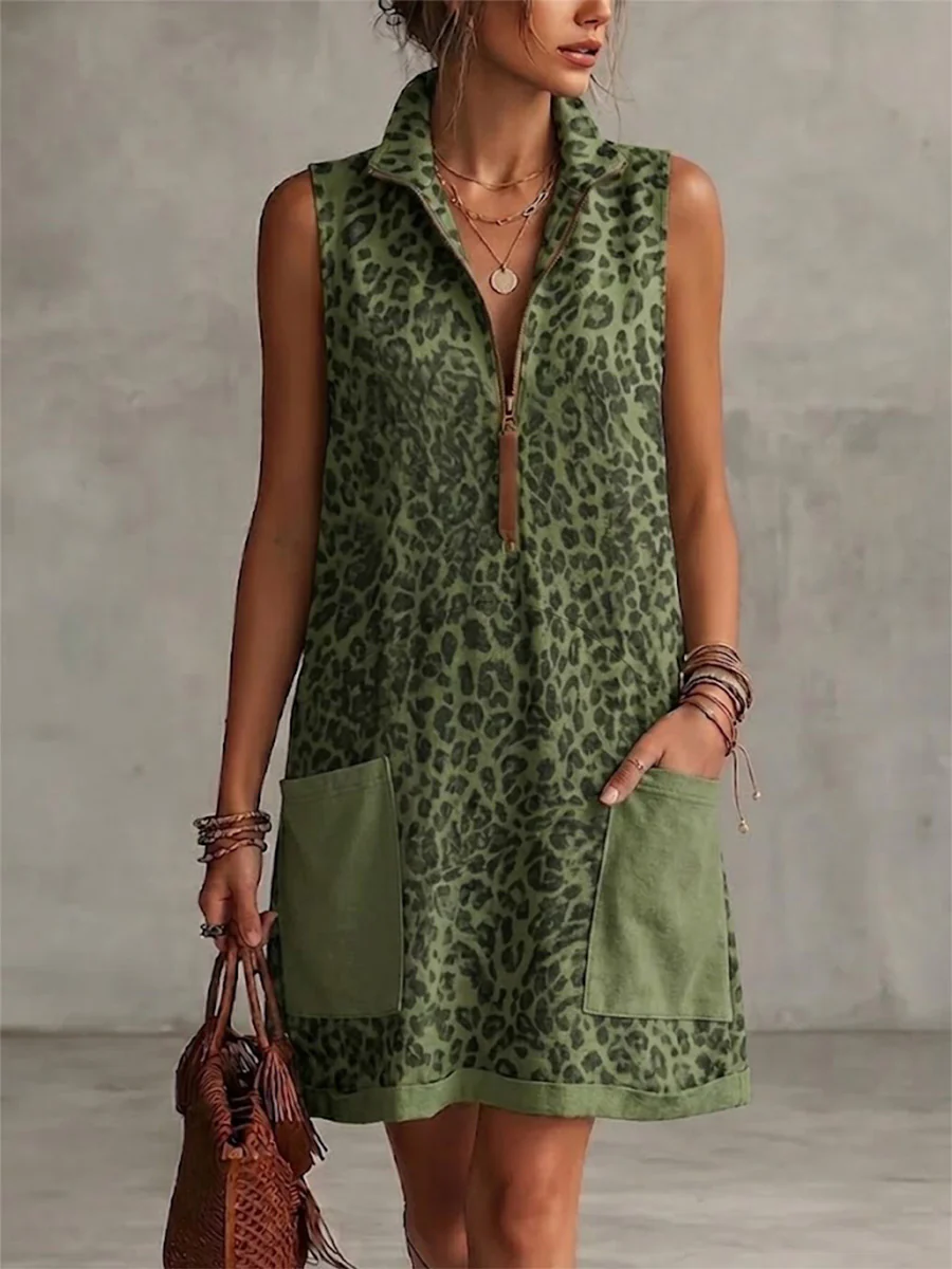 Robe Courte Sans Manches Imprimé Léopard Avec Col Semi-zippé Et Poches Plaquées Contrastantes.