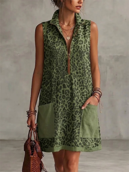 Robe Courte Sans Manches Imprimé Léopard Avec Col Semi-zippé Et Poches Plaquées Contrastantes.
