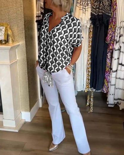 Casual short-sleeved top with a V-neck and print