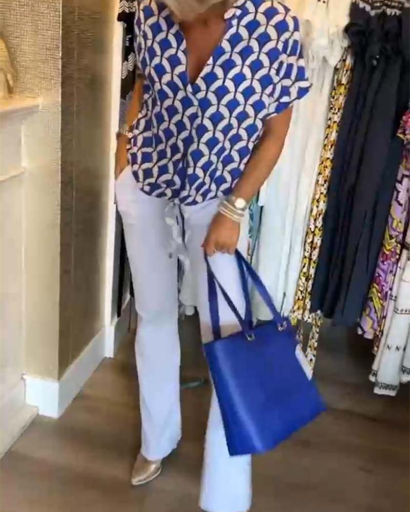 Casual short-sleeved top with a V-neck and print