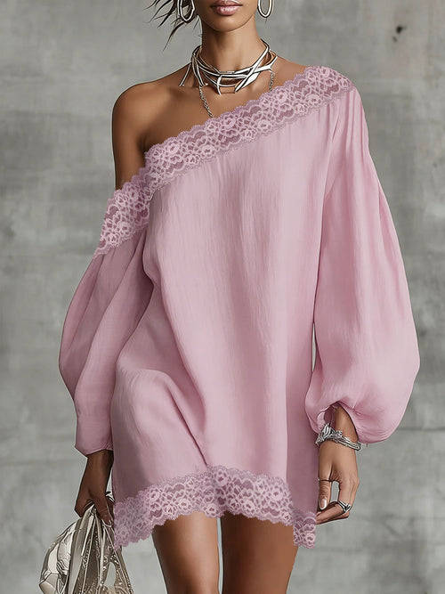 Robes courtes à épaules dénudées avec manches bouffantes, couleurs unies et coupe ample.