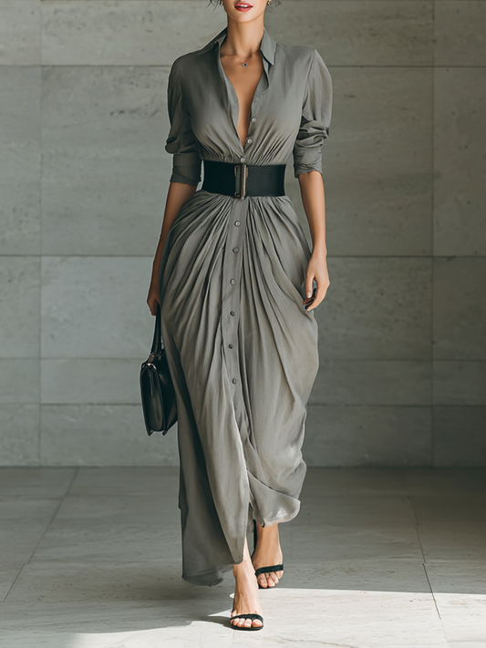 Robe longue à revers, manches longues et ceinture, boutonnage simple.
