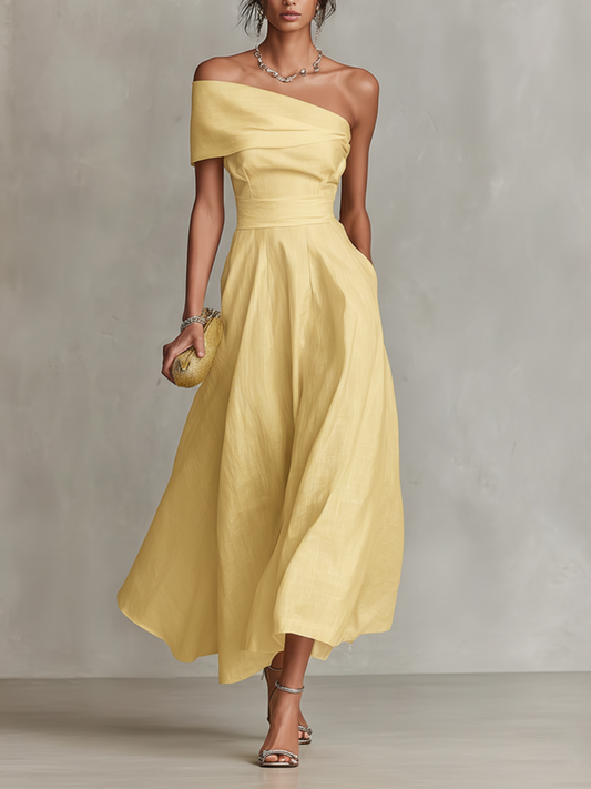 Robe en lin jaune à encolure asymétrique et taille ajustée