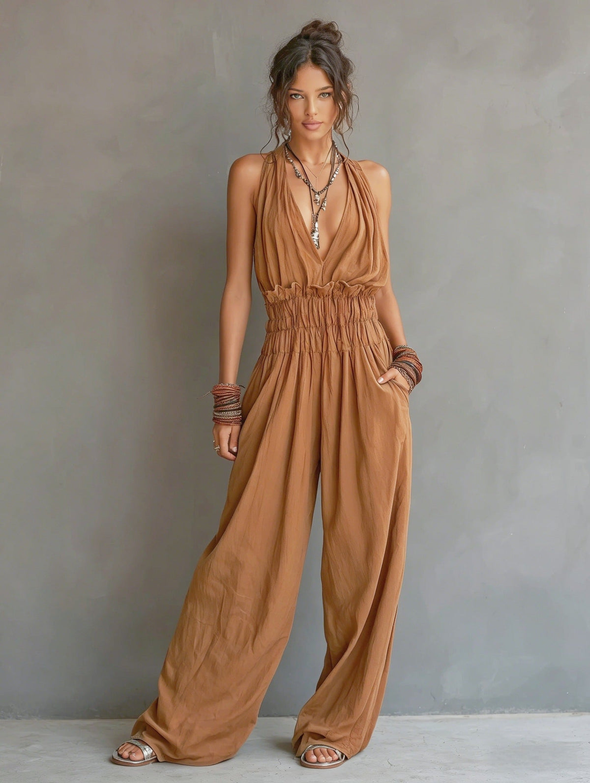 Combinaison pantalon dos nu décolleté en V, taille smockée et jambes larges palazzo