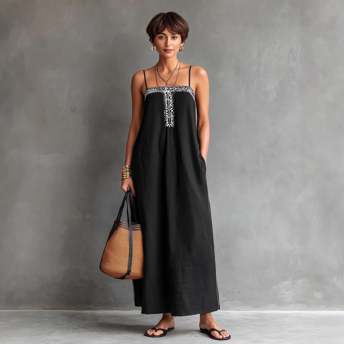 Robe longue en lin brodée noire