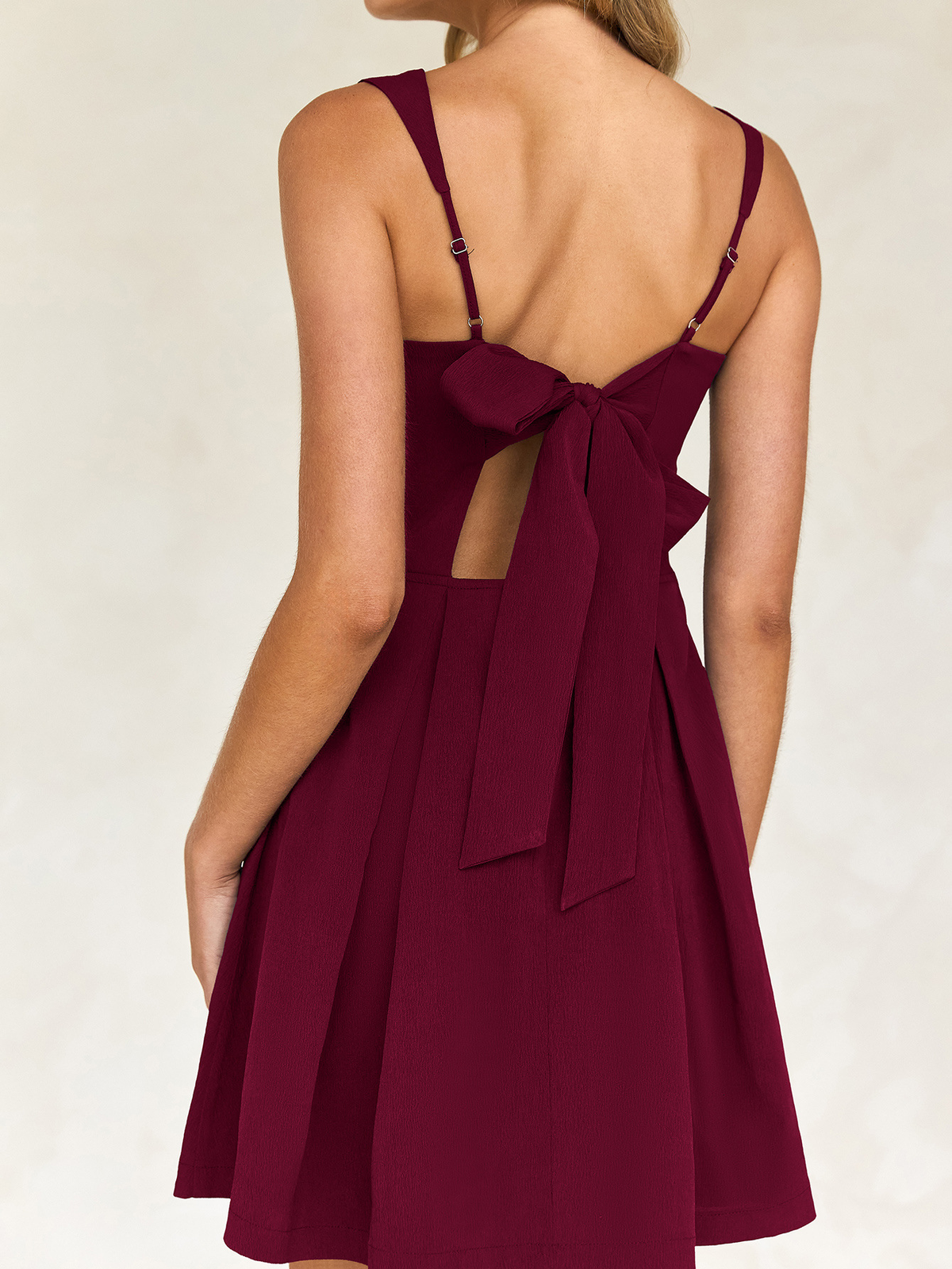 Robe de soirée courte sans manches avec nœud au dos