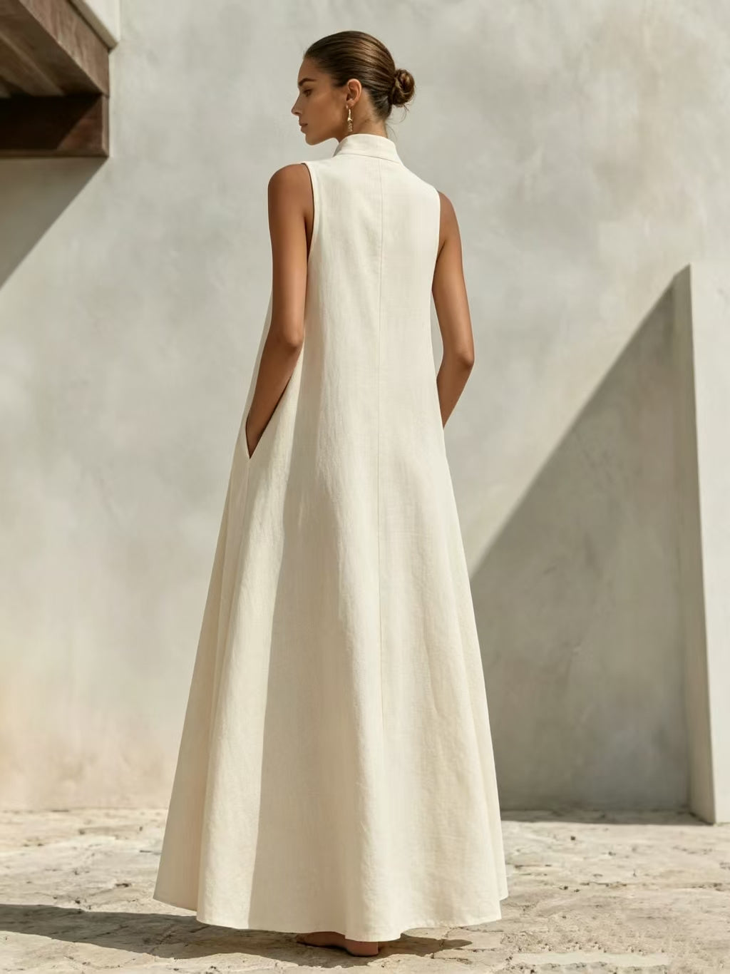 Robe longue ample sans manches en mélange de lin, avec col montant et poches