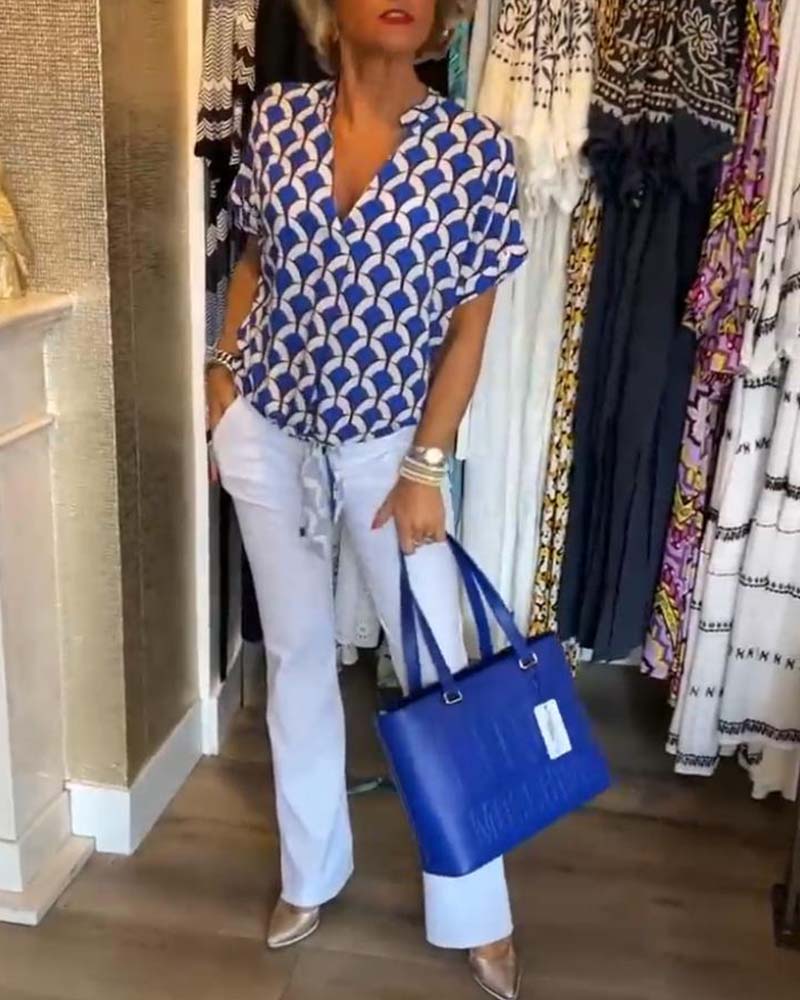 Casual short-sleeved top with a V-neck and print