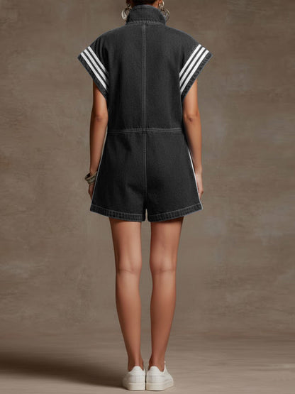 Loose striped sleeveless stand-up collar jumpsuit with zipper, drawstring pockets, contrasting colors and slit assemblies