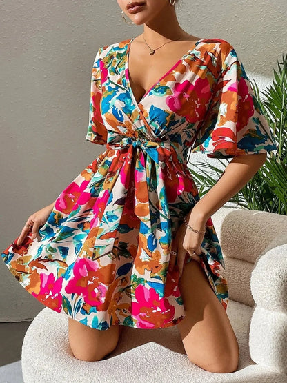Mini‑robe imprimée manches courtes, décolleté croisé