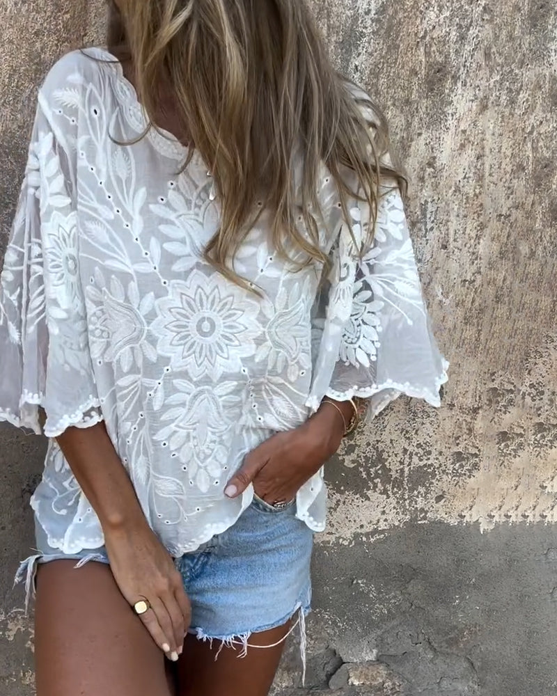 Blouse brodée Aumora à manches papillon et col rond