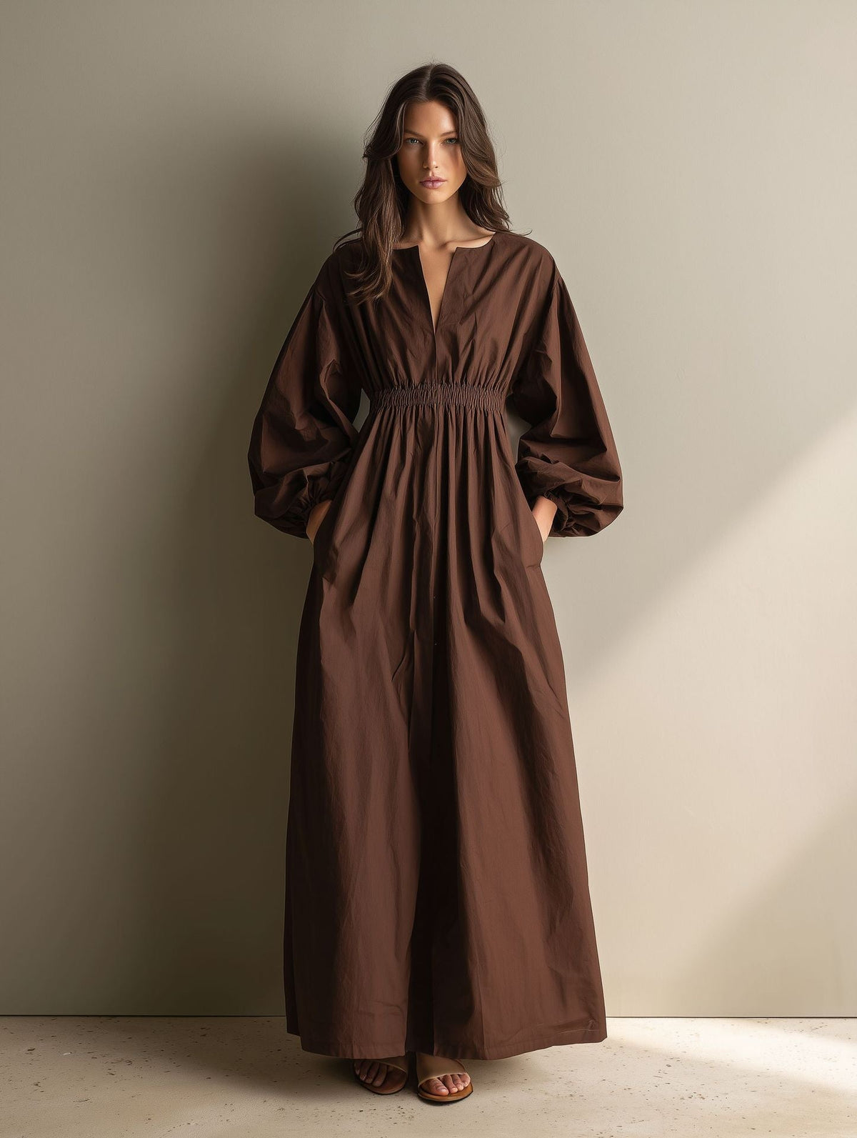 Robe longue en popeline à encolure en V, manches ballon et taille smockée