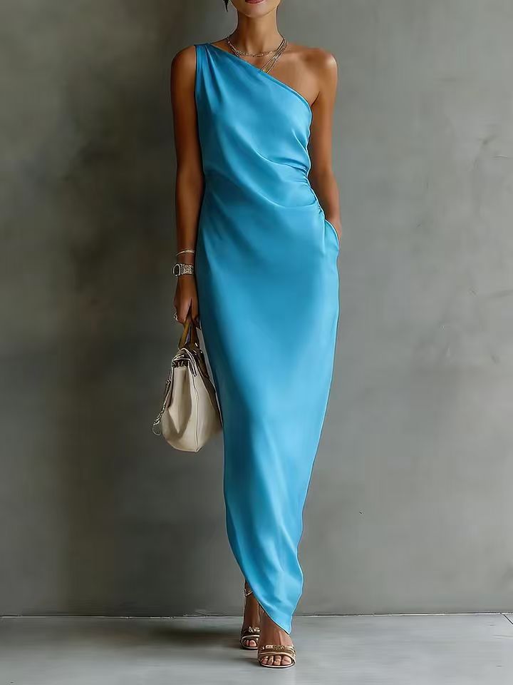 Robe longue moulante en satin uni avec drapé asymétrique sur l'épaule