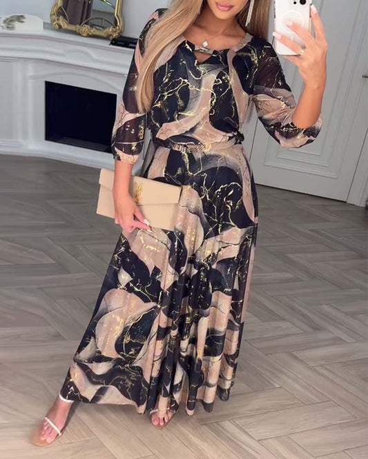 Elegant printed dress with three-quarter sleeves and a fitted waist